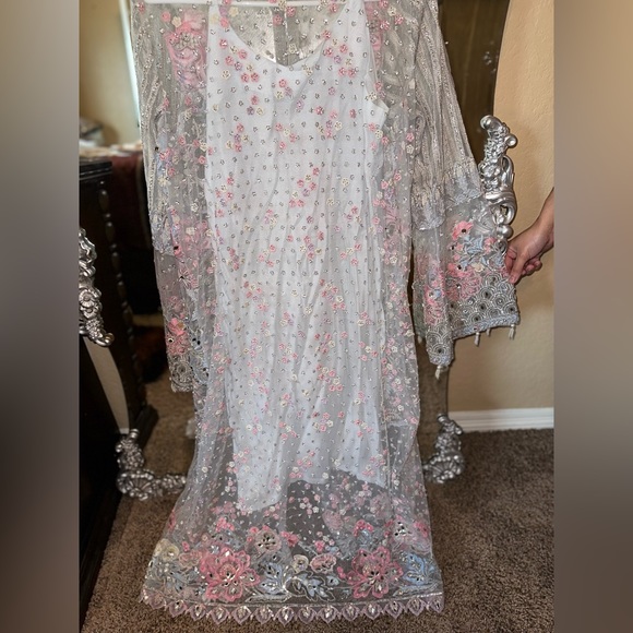 Republic Womenswear Pakistani Outfit - Picture 4 of 5